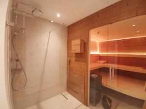 巴德米滕多夫Chalet Tauplitz的带淋浴和步入式淋浴间的浴室