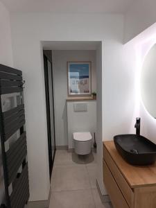 阿尔桑雷Maison de centre-ville Ars en Ré的一间带黑色水槽和卫生间的浴室