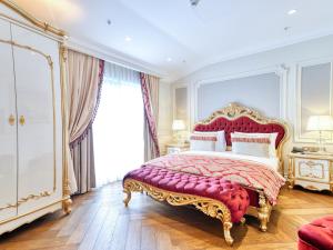 伊斯坦布尔Dekalb Hotel的一间设有红色和金色床的大卧室