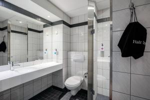 朗厄松群岛品质酒店的浴室配有卫生间、盥洗盆和淋浴。