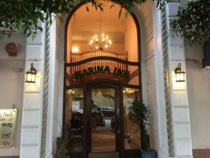 旧金山马里纳酒店的门上方设有吊灯的建筑物入口