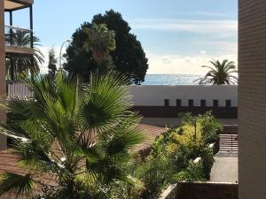 贝尼卡西姆Villa Pepita的阳台享有海景。