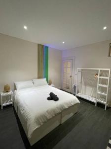 悉尼Ideal 3 Bedroom House City Centre Glebe 2 E-Bikes Included的一间卧室,配有一张床,上面有帽子