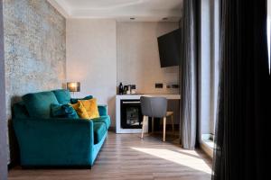 巴塞罗那巴塞罗那加泰罗尼亚格兰维亚大道酒店的客厅配有蓝色椅子和桌子
