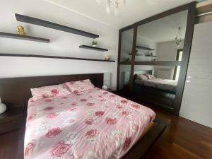 蒙法尔科内Red House的卧室配有粉红色的床和镜子