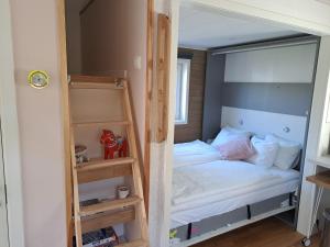 TungelstaLillhuset nära Stockholm的一间小卧室,配有双层床和镜子