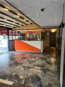 安塔利亚Luna Lara Hotel的大厅,大楼里有一个橙色和白色的柜台