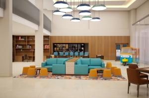 迪卡Zone by The Park Digha的图书馆配有蓝色椅子和桌子及凳子