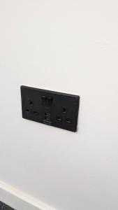 依尔福Cosy Rooms的白色墙上的黑色电源插座