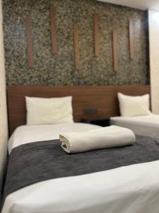 安塔利亚Luna Lara Hotel的酒店客房,配有两张床,床上配有毛巾