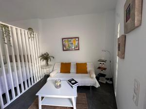 马拉加Casa Gloria的客厅配有沙发和桌子