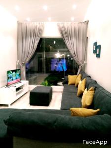 Al ‘Awājīyahشاليهات z5 الفندقية的客厅配有绿色沙发和电视