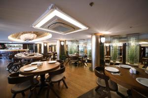 伊斯坦布尔Grand Star Hotel Bosphorus & Spa的用餐室配有木桌和椅子