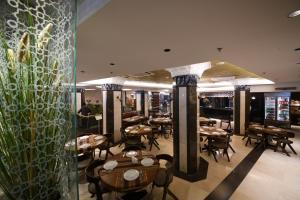 伊斯坦布尔Grand Star Hotel Bosphorus & Spa的一间在房间内配有桌椅的餐厅