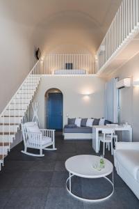阿克罗蒂里Acroterra Rosa Luxury Suites & Spa的客厅配有白色家具和楼梯