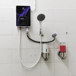 华欣Wave House Studio Huahin的淋浴头和墙上的电话
