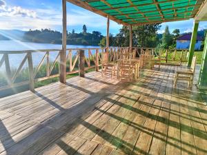 卡巴莱African Tent Resort的一个带椅子的甲板,享有水景