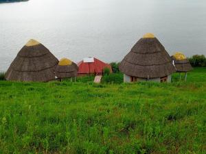 卡巴莱African Tent Resort的草场上的一群小屋