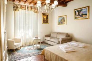 拉里布奇巴索波德尔农庄酒店的客厅配有床和沙发