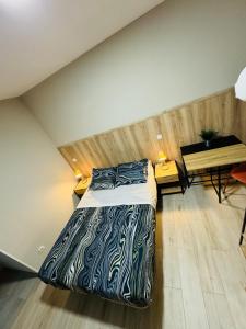 马德里洛斯萨勒斯旅馆的一间卧室配有一张床和一张书桌