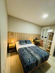 马德里洛斯萨勒斯旅馆的一间卧室设有一张床、梯子和一张桌子