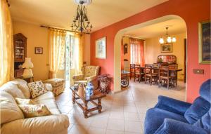 马萨罗萨Casa Le Vallette的客厅配有沙发和桌子
