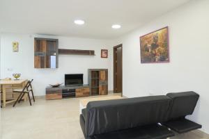 科尔多瓦Villa verde的客厅配有沙发和桌子