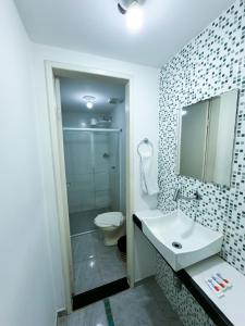 瓜拉派瑞格拉帕萨达酒店的一间带水槽、卫生间和镜子的浴室