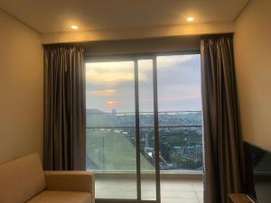 头顿The Song Apartment Vung Tau Sea view的客房设有享有美景的大窗户。