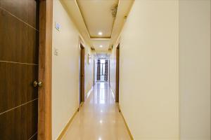 维杰亚瓦达FabHotel Raj Vihar Residency的医院里一条空的走廊,有门,有长长的走廊