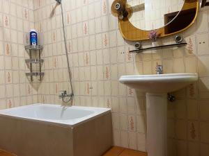 卡拉米尼亚尔镇Arenales 8的带浴缸和盥洗盆的浴室