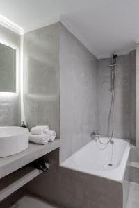 帕特雷Central Elegant Flat的带浴缸、水槽和淋浴的浴室