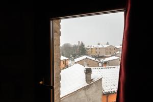 SassoferratoDegli Alessandri Palace的从窗户可欣赏到白雪 ⁇ 的城市景色