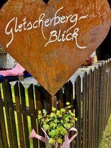 奥伯古格尔Apartment Gletscherbergblick的 ⁇ 上带有盆栽的心形标志