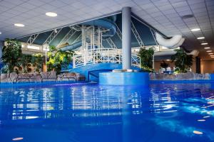 朗厄松群岛品质酒店的游泳池的水滑梯