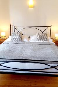 米库洛夫Boutique Hotel Templ的卧室配有一张带白色床单和枕头的大床。
