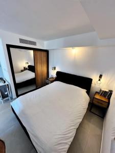 Sansa suite SeaSide Sea View dream Apartment客房内的一张或多张床位