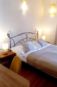 米库洛夫Boutique Hotel Templ的一间卧室配有一张带两盏灯和一张桌子的床。