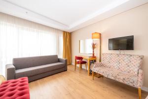伊斯坦布尔Suite Rooms By Vvrr的客厅配有沙发和椅子