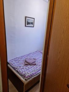 武科瓦尔Studio apartman Šapudl的一张小床,带紫色床单
