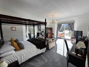 贝图瑟科伊德克雷格德文滨江酒店的一间大卧室,配有一张大床和一台电视
