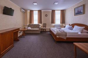 基辅Hotel Express Корпус 2的酒店客房,配有床和电视