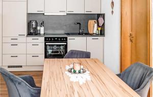 上柯尼希山麓米尔巴赫Beautiful Apartment In Mhlbach Am Hochknig With Kitchen的厨房配有木桌和两把椅子