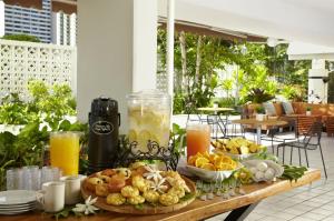 檀香山Oasis Hotel Waikiki的餐桌上摆放着食物和饮料