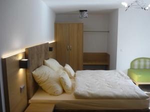 埃劳Ferienwohnungen beim Hotel zur Post, Erlau的一间卧室配有带白色床单和枕头的床。