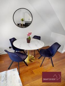 BrookwoodKnaphill - 2 Bedroom Terrace House - With Garden的一间带桌椅和镜子的用餐室