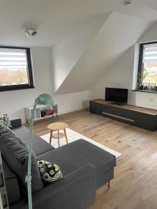 亚琛Wohnung mit großer Dachterrasse的带沙发和电视的客厅