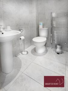 West ClandonGuildford - 2 Bedroom House的浴室配有白色卫生间和盥洗盆。
