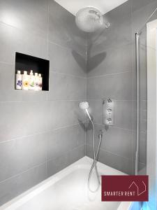 伊顿Eton, Windsor - 1 Bedroom First Floor Apartment - With Parking的带淋浴喷头的浴室
