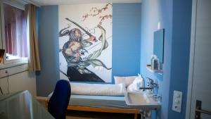 卢塞恩Gery's Camp的卧室设有蓝色墙壁,墙上挂着画